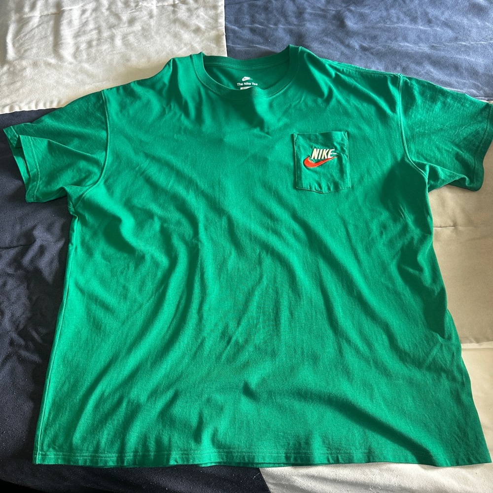 Nike Premium Essentials T-Shirt